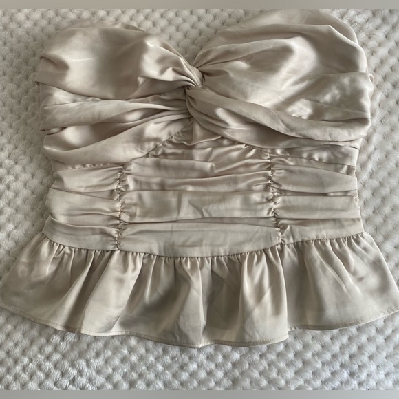 🔥 Express Satin Strapless Ruched Peplum Top Cream L Resort Party Chic ✨🌴 - Picture 4 of 6